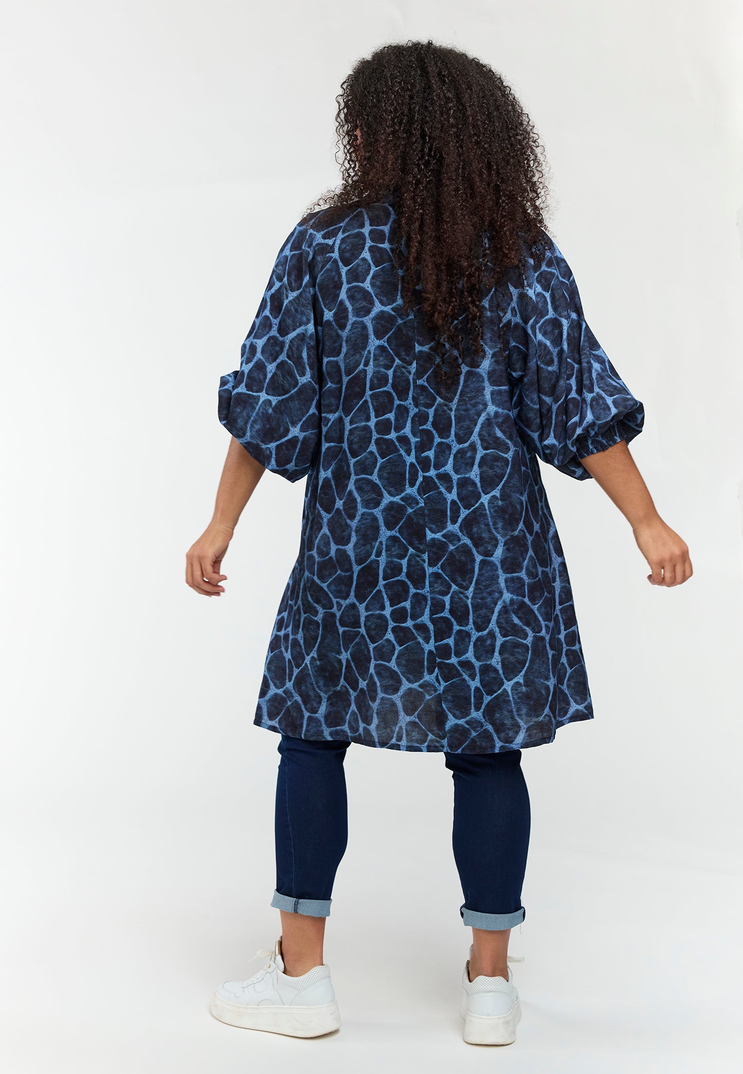 studio kjole SAya blå giraf print