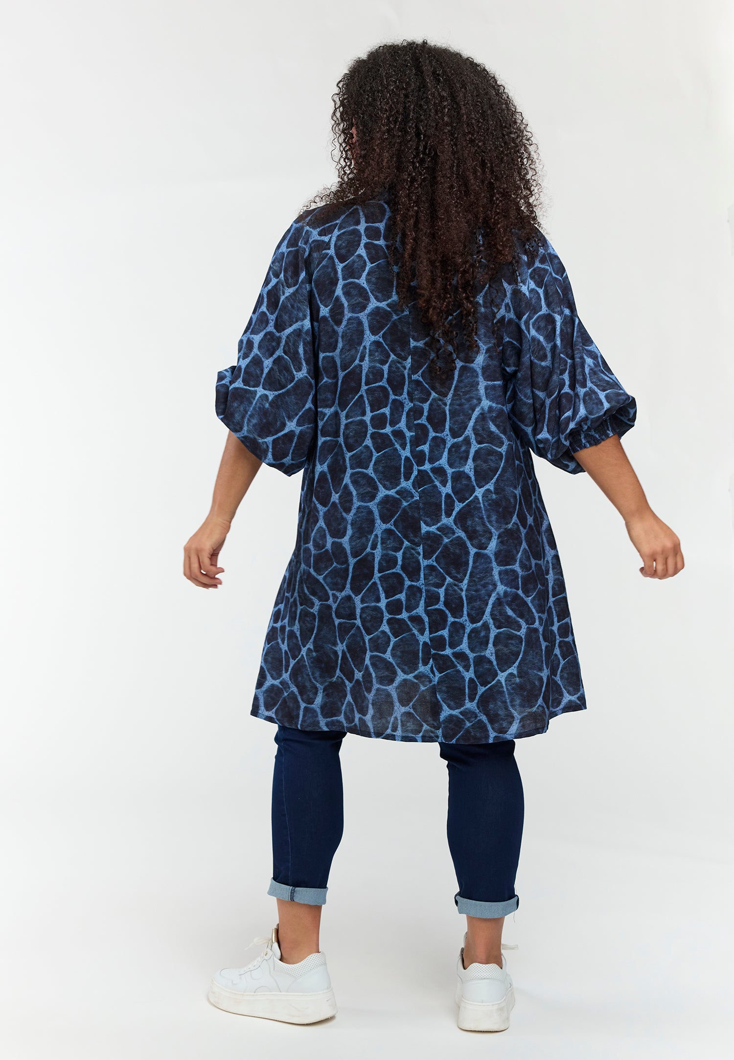 studio kjole SAya blå giraf print