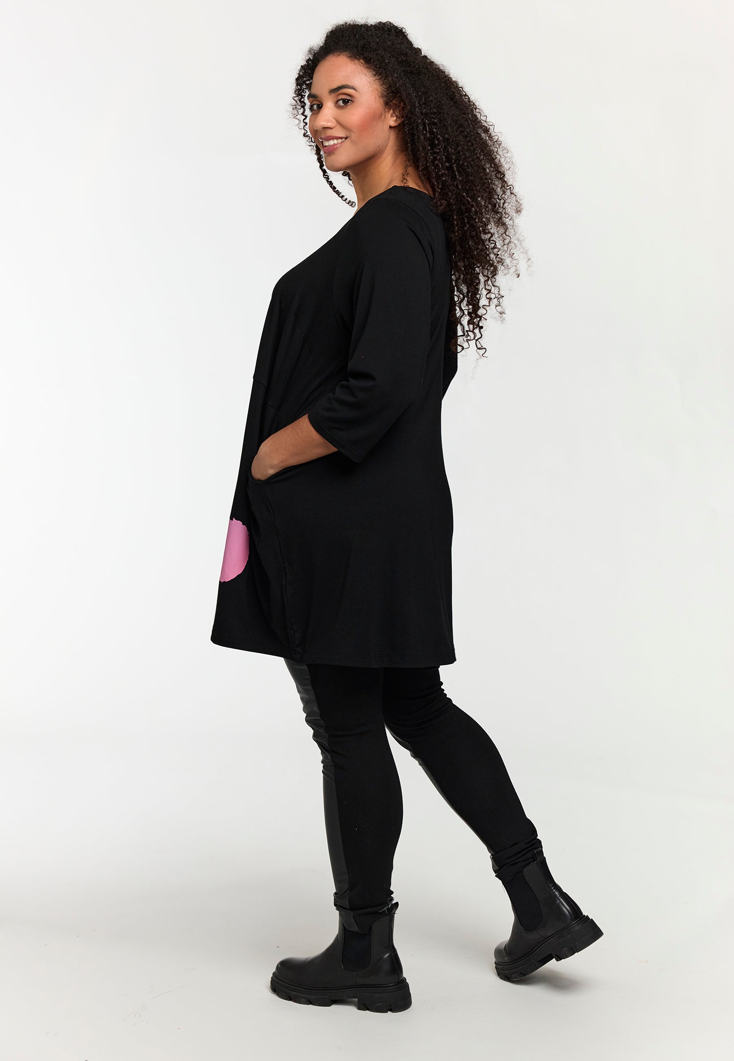 Studio tunika SRonja sort med pink print