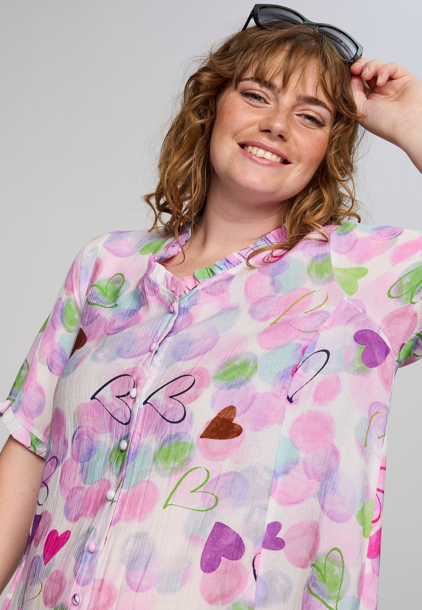 Studio kjole SSally hvid med pink/lilla print