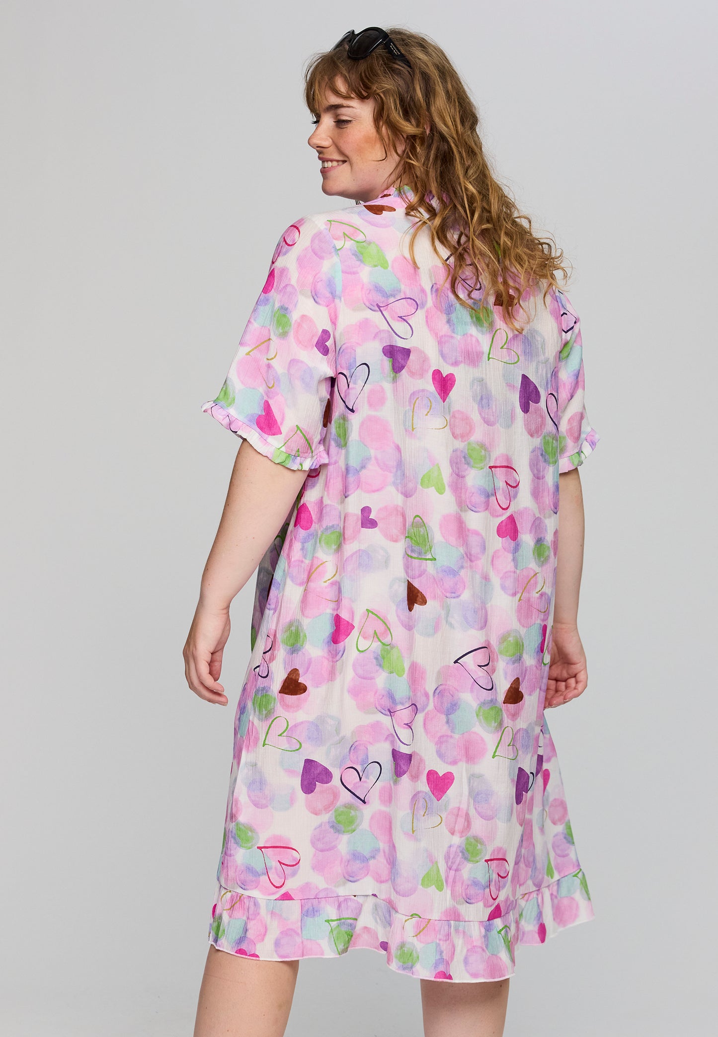 Studio kjole SSally hvid med pink/lilla print