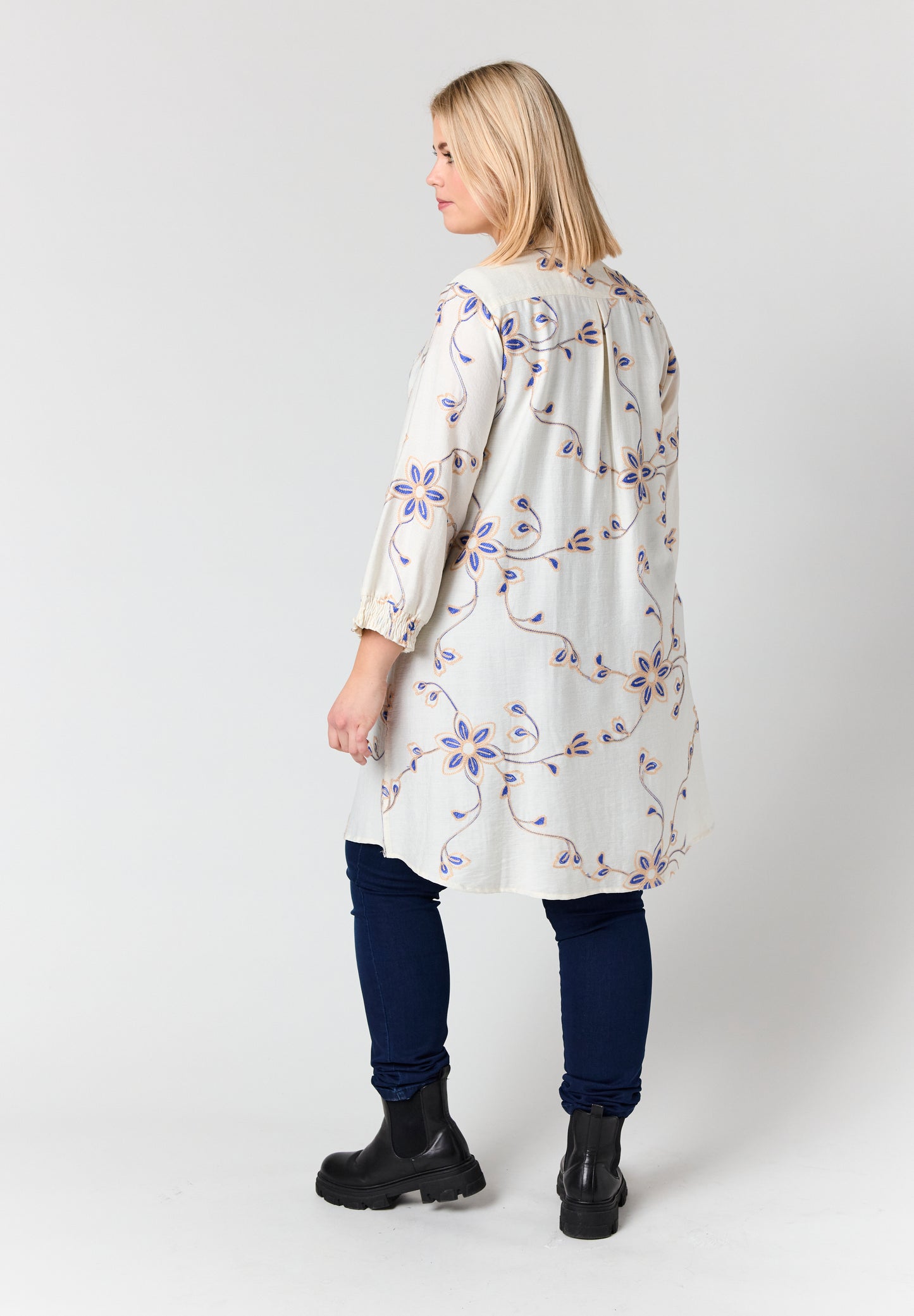 Studio SEmilie Shirt - Sand with blue embroidery