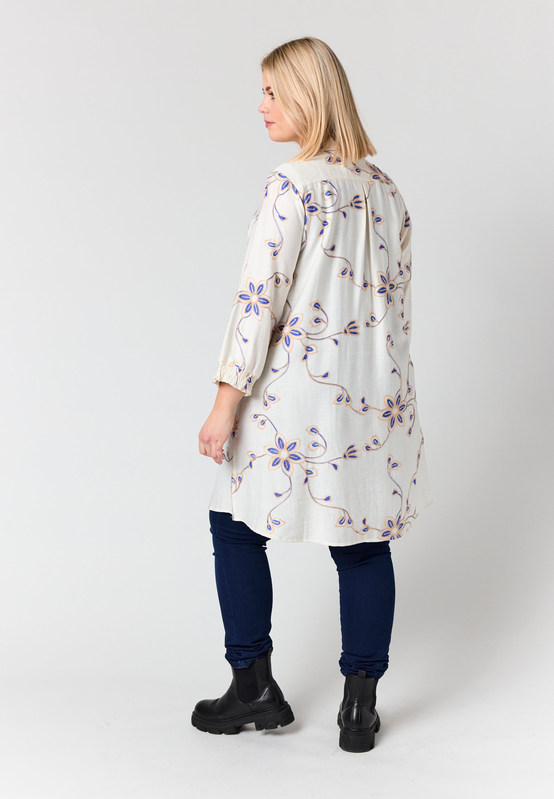 Studio SEmilie Shirt - Sand with blue embroidery