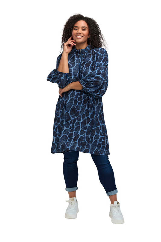 studio kjole SAya blå giraf print